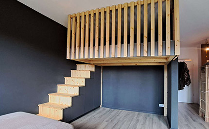 Bild 395: Hochbett mit Treppenschrank