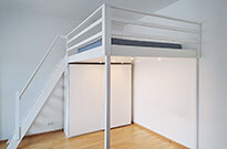 Bild 814: Hochbett in moderner Optik mit großer Treppe und LED-Spot-Beleuchtung