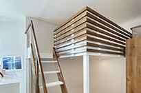 Bild 513: Hochbett mit großer Treppe, kontrastreich in Weiß und Braun lackiert