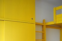 Bild 038: Hochbett mit Schiebetürschrank, gelb lackiert