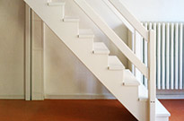 Bild 220: Stiegentreppe mit Setzstufen und  beidseitigem Handlauf, weiß lackiert