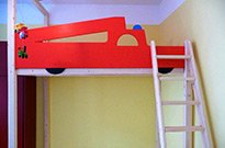 Bild 034: Kinderhochbett, Geländer Feuerwehr, rot lasiert