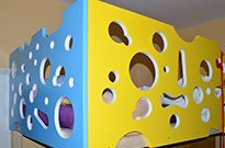 Bild 037: Kinderhochbett, Geländer / Umrandung MDF-Platte mit Ausschnitt (Lochoptik), blau gelb weiß lackiert