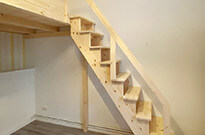 Bild 730: Hochbett mit Stiegentreppe / geschlossener Treppe