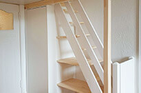 Bild 729: Hochbett mit großer Treppe mit verlängerten Stufen