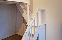 Bild 731: Hochetage mit Treppe ums Eck, Treppenpodest mit Schrank