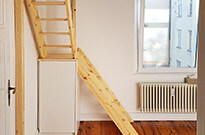 Bild 733: Hochetage mit Treppe ums Eck, Treppenpodest mit Schrank