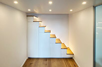 Bild 737: Hochbett-Ebene mit Treppenschrank und LED-Beleuchtung