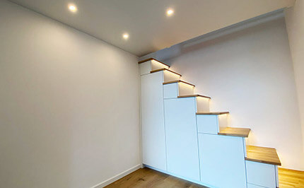 Bild 532: Hochbett-Ebene in Raummitte mit Treppenschrank und LED-Spot-Beleuchtung