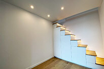 Bild 532: Hochbett-Ebene in Raummitte mit Treppenschrank und LED-Spot-Beleuchtung
