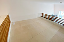 Bild 533: Hochbett-Ebene in Raummitte mit Treppenschrank und LED-Spot-Beleuchtung