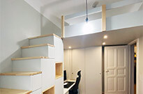 Bild 512: Hochbett-Ebene mit Treppenschrank, Schreibtisch und LED-Beleuchtung