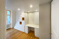 Bild 512b: Hochbett-Ebene mit Treppenschrank, Schreibtisch und LED-Beleuchtung