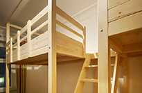Bild 500: Hochbett-Etage / Spieletage mit großer Treppe mittig platziert