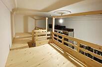 Bild 501: Hochbett-Etage / Spieletage mit großer Treppe mittig platziert