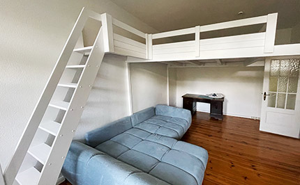 Bild 498: Hochbett-Etage mit großer Treppe