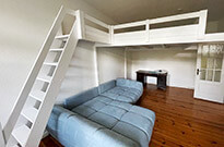 Bild 498: Hochbett-Etage mit großer Treppe