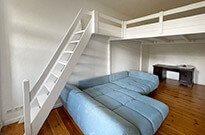 Bild 498b: Hochbett-Etage mit großer Treppe