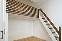 Bild 499: Hochbett-Etage mit großer Treppe und raumseitigem Handlauf