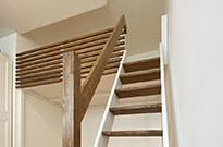 Bild 499b: Hochbett-Etage mit großer Treppe und raumseitigem Handlauf