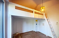 Bild 840: Hochbettebene von Wand zu Wand, weiß lackiert