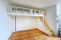 Bild 832b: Hochbettebene in moderner Optik mit Treppenschrank, Regalgeländer und Kleiderschränken