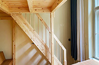 Bild 658: Hochebene / Hochetage Vollholz Kiefer mit großer Treppe