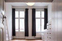Bild 166: Hochetage mit Einbau-Schrankwand zur optimalen Ausnutzung des Raumes, weiß lackiert