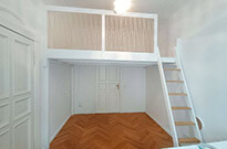 Bild 843a: Hochetage mit großer Treppe und Geländer mit Seilen