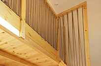 Bild 846a: Hochetage mit Treppe ums Eck, hohes Geländer mit Seilen