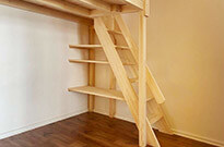 Bild 868d: Hochetage mit Treppenregal, Holz Kiefer astfrei