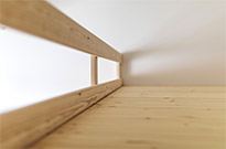 Bild 223: Hochetage, Kiefer natur mit Standardtreppe, Umrandung 30cm, individuelle Einpassung in den Raum