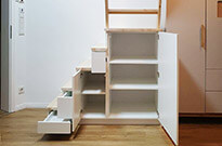 Bild 833c: Hochetage mit Treppenschrank und Treppe ums Eck