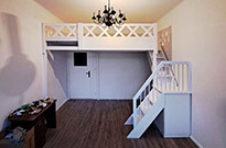 Bild 519: Hochetage mit geschlossener Treppe, Treppenpodest mit Schrank