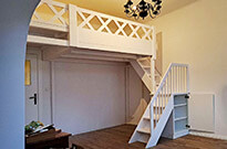 Bild 520: Hochetage mit geschlossener Treppe, Treppenpodest mit Schrank