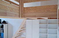 Bild 376: Hochetage mit Unterschränken und Treppenregal