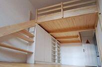 Bild 379: Hochetage mit Unterschränken und Treppenregal