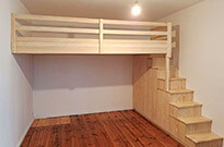 Bild 380: Hochetage mit Treppenschrank, Holz natur
