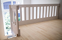 Bild 227: Hochetage, weiß lackiert, Geländer mit Querlattung, große Treppe mit Handlauf, Konstruktion mit nur einem Standbalken, Trägerbalken längs an der Wand