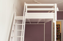 Bild 238: Hochbett / Hochetage 3m x 2m, große Treppe mit einseitigem Handlauf, Regal, weiß lackiert