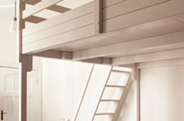 Bild 239: Hochbett / Hochetage 3m x 2m, große Treppe mit einseitigem Handlauf, Regal, weiß lackiert
