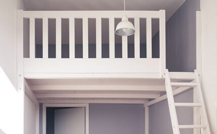 Bild 194: Hochbett / Hochetage, Geländer mit senkrechter Lattung, Standardtreppe mit Kindersicherung, weiß lackiert