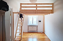 Bild 882: Hochbett-Hochetage, Holz Kiefer astrein, schwebende Konstruktion von Wand zu Wand