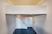 Bild 536: Hochetage mit Treppenschrank, Material: Multiplex weiß beschichtet