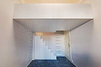 Bild 537: Hochetage mit Treppenschrank, Material: Multiplex weiß beschichtet