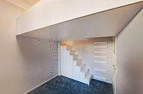 Bild 538: Hochetage mit Treppenschrank, Material: Multiplex weiß beschichtet