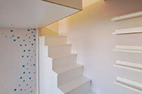 Bild 539: Hochetage mit Treppenschrank, Material: Multiplex weiß beschichtet