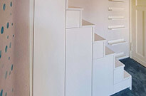 Bild 540: Hochetage mit Treppenschrank, Material: Multiplex weiß beschichtet