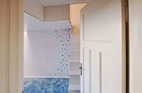 Bild 541: Hochetage mit Treppenschrank, Material: Multiplex weiß beschichtet