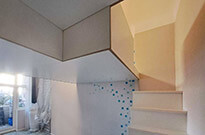 Bild 542: Hochetage mit Treppenschrank, Material: Multiplex weiß beschichtet